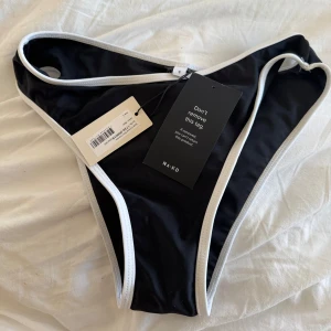 Bikiniunderdel - Svart bikiniunderdel från NA-KD med vita kontrastkanter. Självklart oanvänd💌