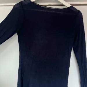 Mörkblå långärmad intimissimi tröja - Säljer min intimissimi tröja i mörkblå den är lite nopprig vid armhålan men inget som syns när den är på 