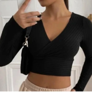 Svart snygg topp - Svart snygg topp, med v ringning😍☀️ använd få gånger och sitter jätte snyggt på! Tveka inte på att höra av dig, pris kan diskuteras 