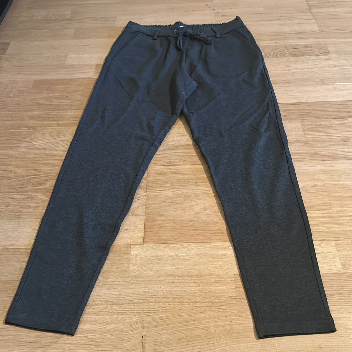 Mörkgrå mjukisbyxor Black Story S