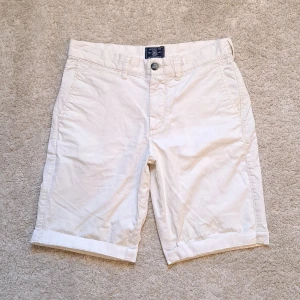 Vita Morris Shorts - Stl w28 - Vita Morris shorts, perfekt till sommaren! ☀️ | Skick: 9/10 | Stl: w28 | Jättesnygga! | Fraktar spårbart med Instabox eller Postnord | Mvh Galgen 🤗
