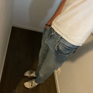 Levi's ljusblå jeans - Vill du ha några riktigt feta jeans så har du kommit rätt. De ljusblåa jeansen är från Levi’s och har använts rätt mycket förra året. Jeansen har två större hål som ni ser på sista bilden vilket leder till att priset sänks som kan vara positivt för just dig. Om du kan eller känner någon som kan sy hålen så ska det inte vara problem att använda jeansen!! Jeansen passar riktigt bra med ett bälte samt min marinblåa kostym som jag också säljer i min profil. Tveka ej på att höra av dig ;)