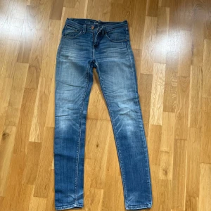 Levi's Boyfriend Skinny Fit jeans blå - Säljer ett par Levi's Boyfriend Skinny Fit jeans i klassisk blå tvätt. Jeansen har fem fickor, dragkedja och knapp, samt snygga slitningar och en smal passform. Perfekta för dig som gillar en avslappnad men ändå tight look.