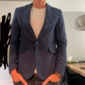 Mörkblå kavaj i linne - Jag säljer en marinblå linnekavaj till den som vill ha en bra stil fram till tidig höst. Jag har använt den 3 gånger och är inte sönder och har inga fläckar. Den passar till när det är fest där du inte behöver kostymbyxor till utan jeans passar perfekt till kostymen. ‼️Den passar mig perfekt som har storlek S i mina tröjor‼️  Har du några frågor så tveka inte att höra av dig.           ‼️du kan även köpa levis jeans av mig i min profil som passar kostymen bra!‼️tack:)
