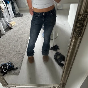 Blå bootcut jeans från Only - Säljer ett par blå bootcut jeans från Only med låg midja. Jeansen har klassisk femficksdesign, snygg tvätt och lätt utsvängda ben. Perfekta för dig som gillar en avslappnad men ändå trendig look. Materialet är mjukt och stretchigt jeans.
