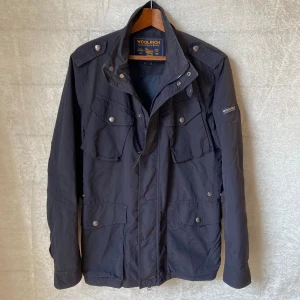 Woolrich Field Jacka - Säljer nu denna riktigt feta Woolrich Field Jacka i bra skick, perfekt nu till hösten🍂🌇 Nypris: 2 800kr! | Passform: Storlek M | Kan mötas i Stockholm, PRIS KAN DISKUTERAS vid snabb affär! Om du läser detta dock är jag för tillfället i Tokyo och kan inte skicka något för ens om två veckor!