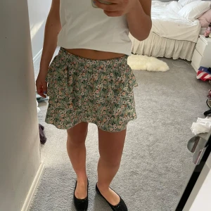 Volangkjol - Färgglad  volangkjol som jag köpte på en marknad i Spanien, storlek S💖