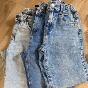 3 par raka jeans i olika blå nyanser - Säljer tre par klassiska jeansbyxor i olika blå tvättar, från ljusblå till mellanblå. Alla har rak passform, femficksmodell och normal midja. Perfekta för dig som gillar en enkel och tidlös jeansstil. Materialet är slitstarkt denim i bomull. Du kan få alla sammalangt för 200kr. Du kan få ett par för 90kr.