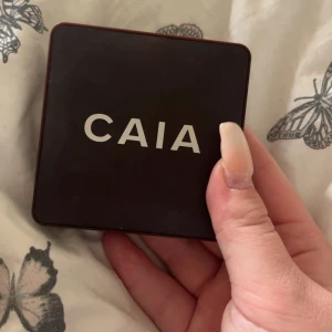 CAIA Matte Bronzer Zanzibar - Säljer en CAIA Matte Bronzer i nyansen Zanzibar. Kommer i en snygg, mörkbrun fyrkantig dosa med spegel. Bronzern har en matt finish och en varm brun ton som ger ett naturligt solkysst resultat. Perfekt för att skulptera ansiktet eller ge extra glow. Säljer för att den aldrig kommit till användning! Endast använd 2-3 gånger 