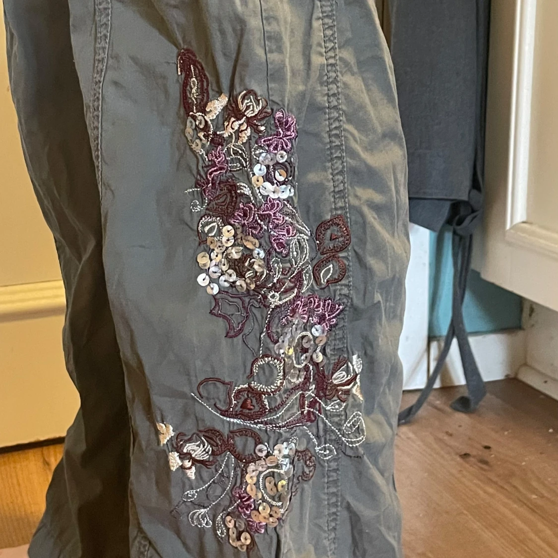 Olivgröna cargopants med broderi - 3