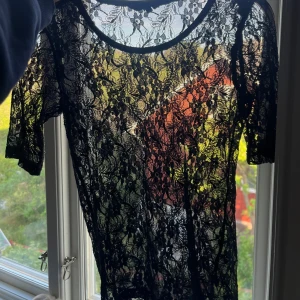 Svart spetstopp - Svart topp i spets med blommigt mönster. Skriv privat för bilder på 💖