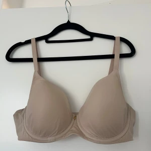 Beige BH från Triumph  - Säljer en beige BH från Triumph då den tyvärr inte passar mig längre.