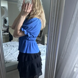 Svart volangkjol  - Svart kjol från Prettylittlething i jätte fint skick, strl 36, 150kr+frakt!🤍