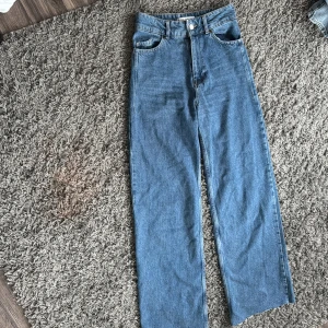Blå raka jeans från Zara -  Blå jeans från Zara med hög midja och raka model. Använda fåtal gånger. 