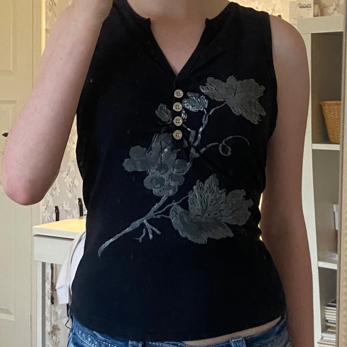 Svart blommig linnetopp från b.young