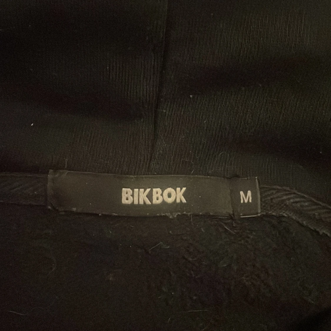 Svart croppad hoodie från Bik Bok - 2