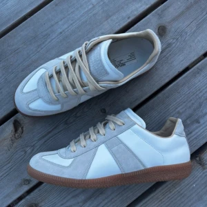 Maison margiela (äkta, kvitto finns) - Hej jag säljer mina maison margiela gats, de är äkta och box finns tyvärr inte. Mockan är lite förstörd där fram och lite smutsigare än på bilderna. Kom privat vid frågor! OBS kvitto finns så kom privat om ni vill se kvitto💛