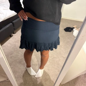 Mörkblå volangkjol med smock - Jättefin kjol , den går att vika ner om man vill ha den lågmidjad och kortare som jag gjorde på sista bilden! Passar från xxs-s