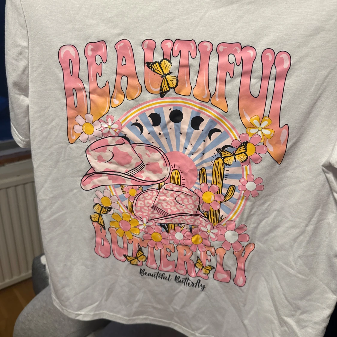 Vit t-shirt med butterfly-tryck från SHEIN