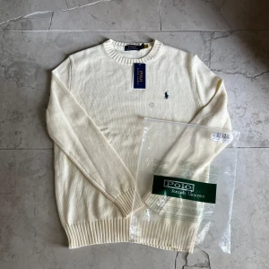 Polo Ralph Lauren stickad tröja - Hej! Säljer denna otroligt snygga Polo Ralph Lauren tröja i storlek S | Ny med prislapp | Nypris 1700-1800kr, mitt pris 899kr eller bud | Bara att höra av dig vid frågor eller funderingar.