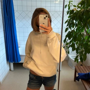 Oversized hoodie - Jättemysig vit hoodie, använd en gång så i helt nyskick, säljer då den inte kommer till användning❤️
