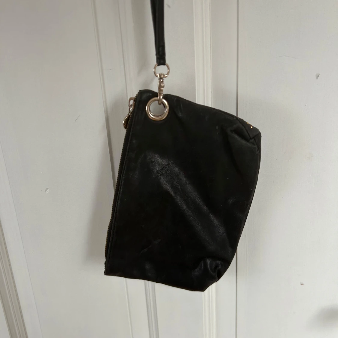 Svart kuvertväska med nitar - 1