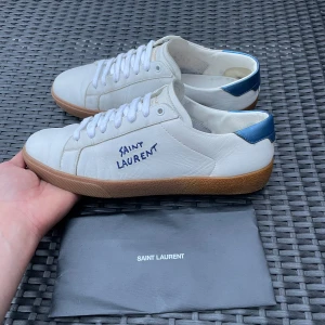 Vita saint Laurent skor  - Säljer nu dessa Vita saint Laurent skor som är i storlek 43, saint Laurent papprerna som syns till sidan om skorna i bilderna ingår tyvärr inte, skriv för fler bilder/frågor🙌🏼