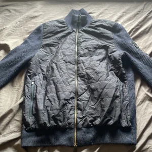 J.Lindeberg cardigan - Jag säljer denna snygga J.Lindeberg cardigan, den är i väldigt fint skick. Priset är ej hugget i sten. Den ser skrynklig ut och nopprig, vilket försvinner i en tvätt. Kan skicka bild ifall önskas.