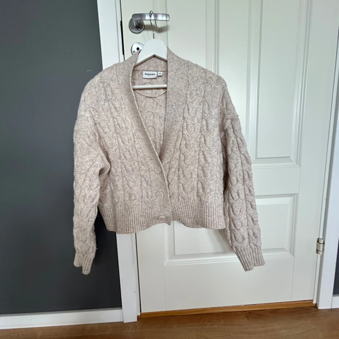 Beige kabelstickad kofta från Kappahl