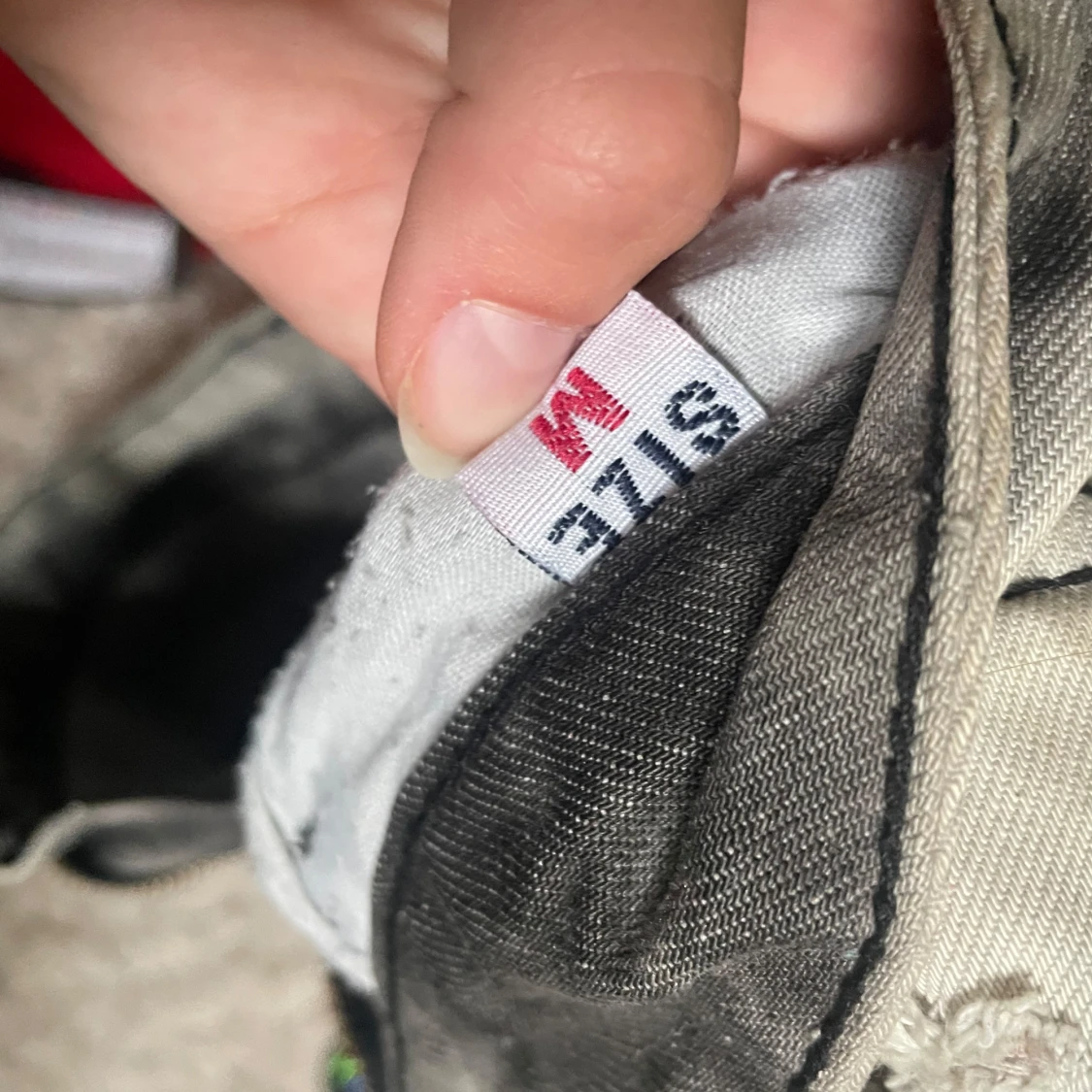 Grå jeanskjol med slitningar, stl M - 2