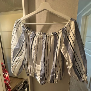 Randig offshoulder blus - Randig offshoulder blus från BikBok i strl xs💕