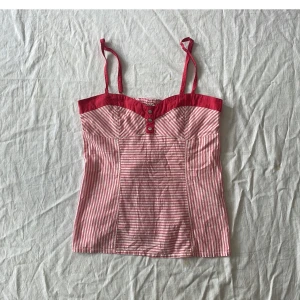 Söt topp - Bra skick! Står att den är en L men det stämmer inte, själva toppen passar s och eventuellt m, om man har större än c kupa tror jag tyvärr inte att den passar över brösten då den är ganska tight där på mig som har a/b❤️