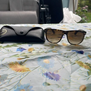 Rayban boyfriend - Helt perfekta. Solglasögon med märket rayban boyfriend. Helt perfekta för sommaren färgen är leopard, och jag skulle säga att skicket är 8/10. Nypris är 1200 men varan säljs för 750. Priset är ej hugget i sten. Om du har några frågor eller funderingar är det bara att fråga på😁🙌
