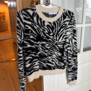 Zebramönstrad stickad tröja från Mango - Stickad tröja från Mango, storlek S. Fint skick endast använd några få gånger 