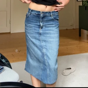 Jeans midi kjol - Midikjol i jeans, köpt secondhand.