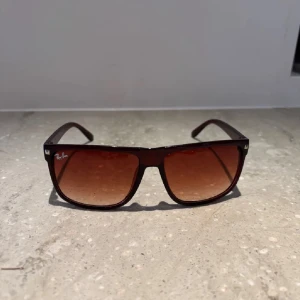 Rayban boyfreind  - Extremt bra pris så först till kvarn. Det står inte Rayban på sidorna och de är därav inte äkta. De är sjukt snygga och stilrena samt helt nya. Kom pm vid minsta lilla fundering eller intresse 