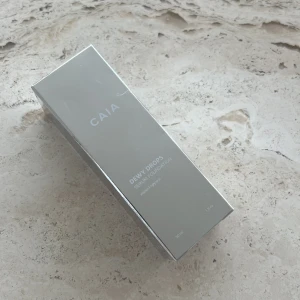 CAIA Dewy Drops 20W - Ny och oöppnad Säljs pga jag köpte fel underton. CAIA Dewy Drops Serum Foundation i snygg silverfärgad förpackning. Ger en fräsch, glowig finish och innehåller vitamin E. Kommer i 30 ml flaska och passar dig som vill ha en naturlig, återfuktad look.