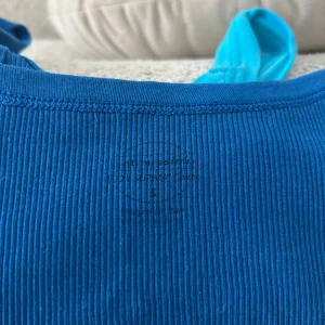 2 ribbade linnetoppar från Intimissimi - Två ribbade linnetoppar från Intimissimi i 100% Supima bomull. En är klarblå och den andra är turkos. Båda har breda axelband och rundad halsringning, sitter tight och är perfekta till jeans eller shorts. Säljes tillsammans!