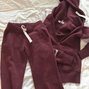 Russemerch set - Säljer då det börjar bli lite litet. Orginalpris: tröja, 799 byxor, 499. Mitt pris 960.