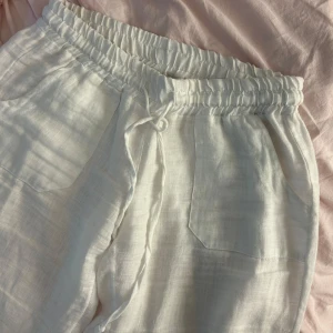 Vita linnebyxor - Vita linnebyxor från Chelsea, storlek M men mer som S 