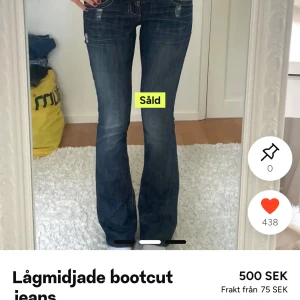 Lågmidjade bootcut jeans blå - Intressekoll på mina guess jeans. Köptes hör på plick från Lilou. Uf men säljs då dom inte riktigt kommer till användning. Ytterst lite slitna längst ner i övrigt väldigt bra skick. Hör av er för egna bilder, minst 500.