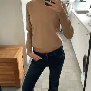 Beige stickad tröja - Säljer denna jättesnygga stickade tröjan i camel. Den är i en Kashmir blandning och därav super mjuk och skön. 