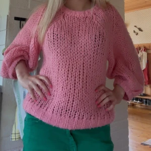 Stickad tröja från Coster Copenhagen - Supermysig rosa stickad tröja med oversized passform och grova maskor. Tröjan har långa ärmar och breda muddar vid ärmslut och nederkant. 
