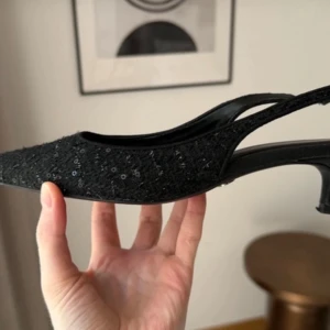 SÖKER - söker these zara heels in size 36!!