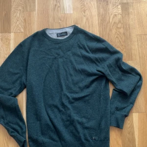 Mörkgrön merinoull tröja från Lagency - Mörkgrön merinoull tröja från Lagency , helt ny skick , ny priss 1200 , mitt pris 400 . Priset kan diskuteras vid snabb affär