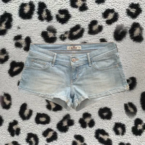 Hollister jeansshorts  - Hollister lågmidjade jeansshorts i en jättefin ljusblå färg i nyskick 🩵finns att köpa med fri frakt i min andra annons 
