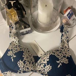 Intimissimi bh - Välanvänd men i väldigt gott skick alltså inga slitningar någonstans, inga fläckar och inga skador. Ser nästan oanvänd ut köptes ny för runt 600. Pushup och otroligt fin, säljer då den är lite för liten. Kontakta vid frågor och för fler bilder, pris kan diskuteras