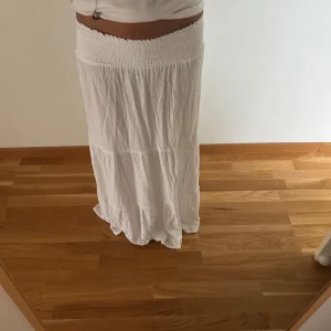 Vit långkjol från 157 - Superfin vit långkjol från 157 i storlek XS. Kjolen har stretch i midjan. Jag är 154cm och den är lite lång. Använd ca 5ggr och inga defekter eller fläckar. Våga ställ frågor💕, läs gärna min bio🥰obs! Skriv innan köp, säljer på fler ställen!