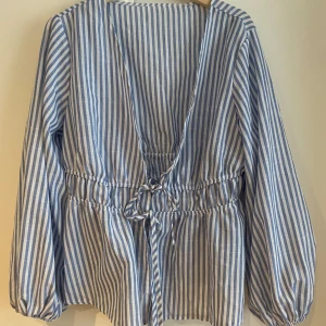 Blå och vit blus - Fin blus 