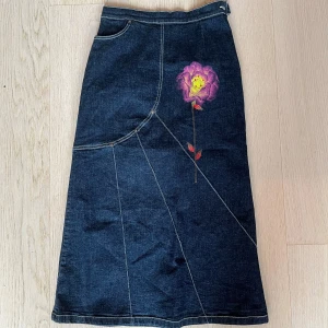 Jeanskjol  - Jättegullig jeanskjol med coolt tryck på! 